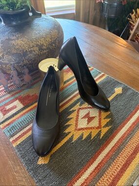 Black Leather Classic Pumps